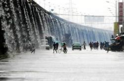 日本东京突降破纪录大雨：地铁站漏雨如瀑布倾泻多处井盖损坏喷出水柱