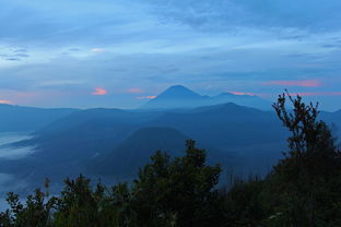 黄山，位于中国安徽省，是中国著名的旅游胜地之一。黄山以其壮丽的景色和丰富的文化遗产而闻名于世，每年吸引着数以万计的游客。对于许多人来说，黄山是一个挑战和征服的目标，而对于一位女子来说，黄山更是一次心灵之旅。